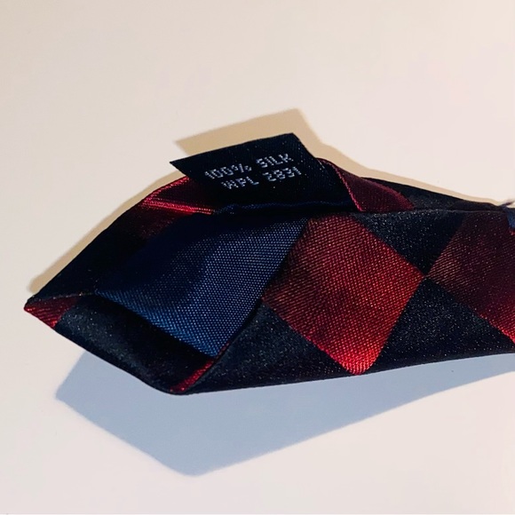 Arrow Men’s Necktie with Red/Black Geometric Design 100% Silk Made in China - Picture 3 of 4